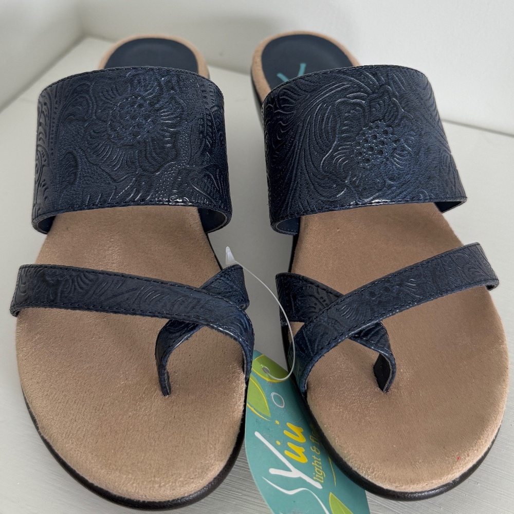 NEW Women's Yuu Navy Sandals